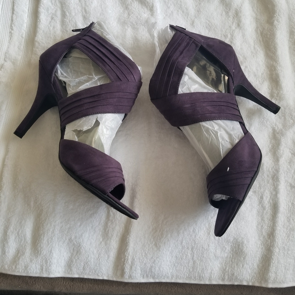 Ladies High heel open toe sandal.